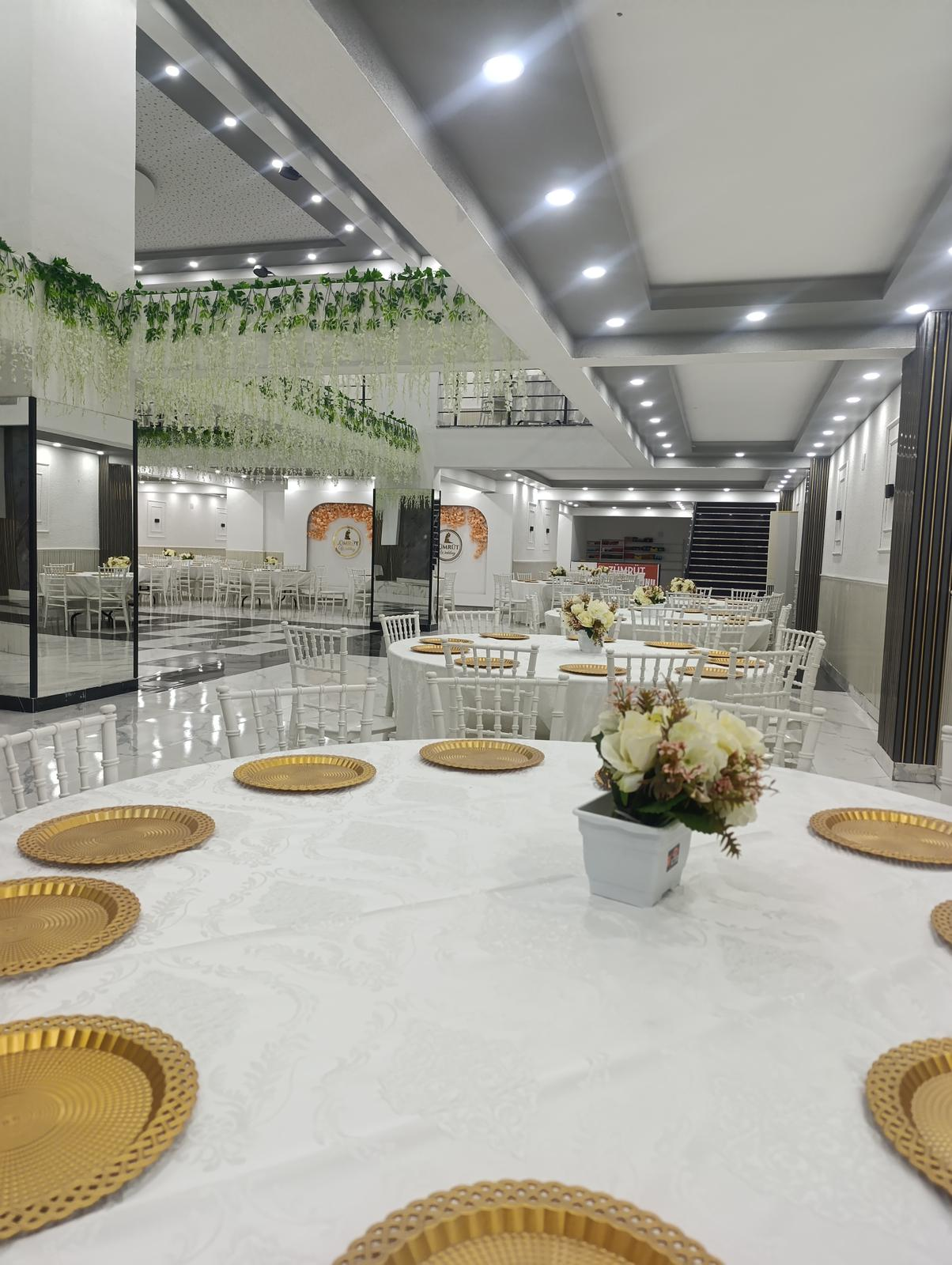 Zümrüt Wedding salonunda ışıklandırma ve oturma alanı