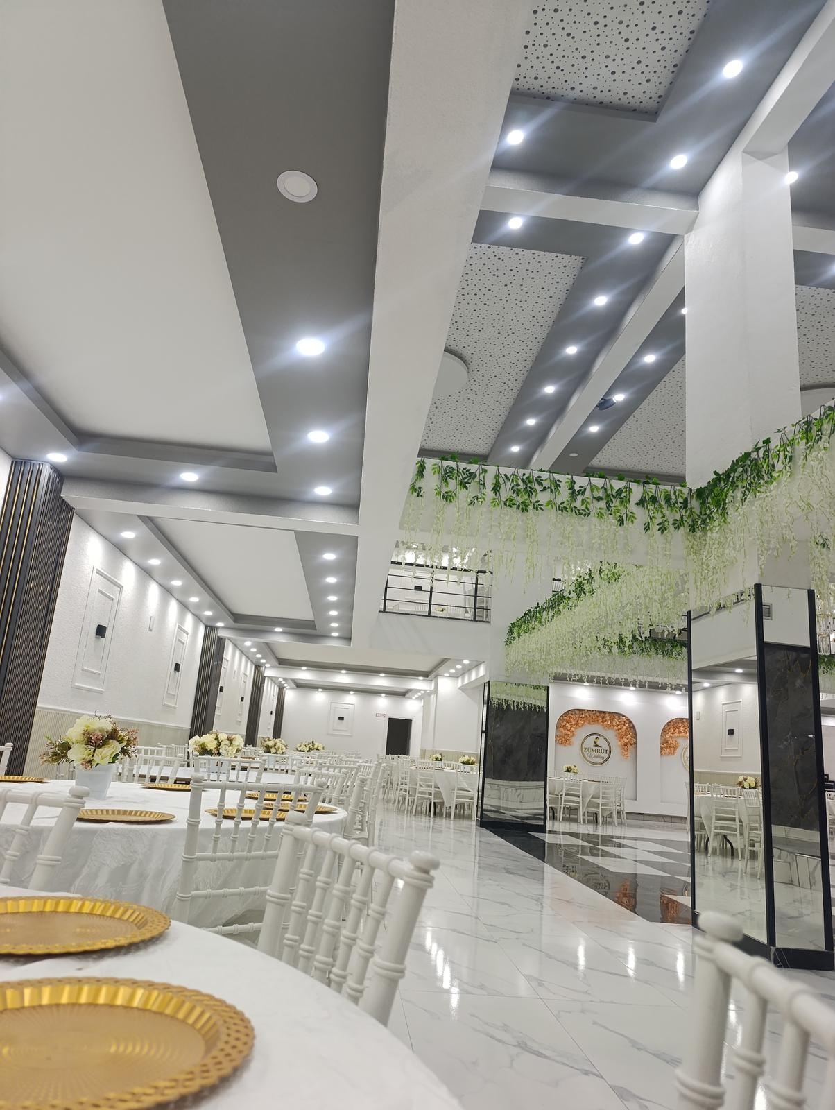 Salonun iç detayları ve masa yerleşimi